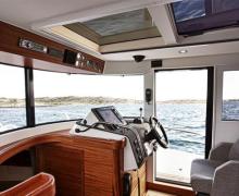 Paragon 31 Flybridge Helm